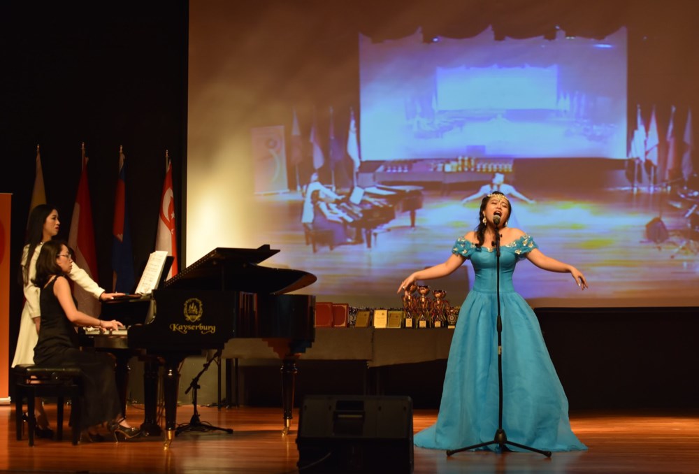 Nguyễn Đoàn Thảo Ly, cô ca sĩ trẻ vừa giành giải Vàng tại Liên hoan Nghệ thuật châu Á – Thái Bình Dương lần thứ 6 (31/3/3018)